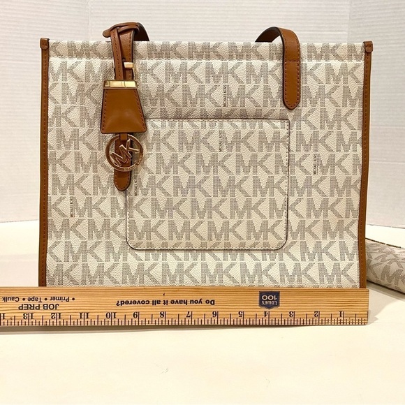 LIKE NEW - Michael Kors Darien Travel Tote Vanilla Acorn w/ Wallet - Picture 9 of 10